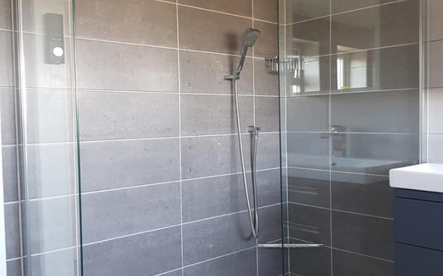 01 - Splash Kitchens & Bathrooms - Walk-in Shower Enclosure