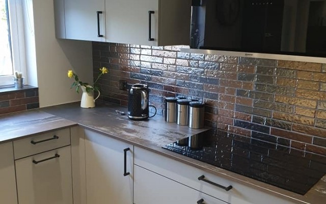 05 - Splash Kitchens & Bathrooms - Modern Kitchen with a Wood Laminate Surface